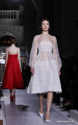 Models display creations of Valentino during Valentino's Spring/Summer 2013 Haute Couture fashion show in Paris, France, Jan. 23, 2013. (Xinhua/Gao Jing) 
