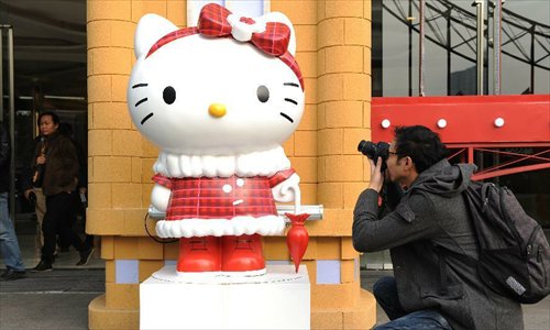 A man takes pictures of a Hello Kitty at the Joy City in east China's Shanghai Municipality, Nov. 26, 2012. A big Hello Kitty exhibition themed on Hello Kitty's exploration in the polar regions would last from Nov. 24, 2012 to Feb. 24, 2013 in Shanghai. Photo: Xinhua