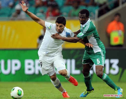 Nigeria's Efe Ambrose (R) vies for the ball with Luis Suarez of Uruguay during the FIFA's Confederations Cup Brazil 2013 match in Salvador, Brazil, on June 20, 2013. Uruguay won 2-1. (Xinhua/Nicolas Celaya)  