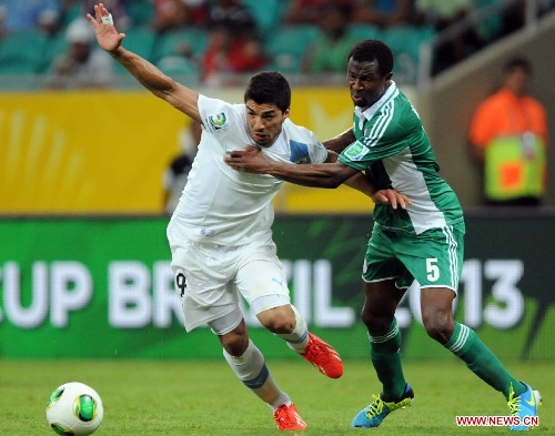 Nigeria's Efe Ambrose (R) vies for the ball with Luis Suarez of Uruguay during the FIFA's Confederations Cup Brazil 2013 match in Salvador, Brazil, on June 20, 2013. Uruguay won 2-1. (Xinhua/Nicolas Celaya)&nbsp; 