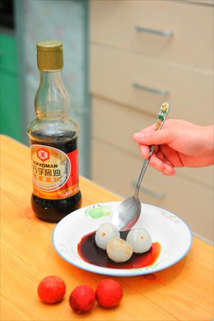 How does the delicate sweetness of lychee fare when dipped in the earthy saltiness of soy sauce? Photo: Li Hao/GT