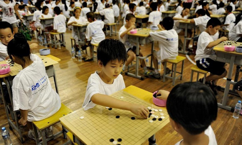 Children play chess, Chinese chess and other mind games in Nanchang, capital of east China's Jiangxi Province, Aug. 8, 2012. More than 200 people participated in the activities. Photo: Xinhua