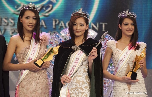 Winners of Miss Asia 2012 final Amy Chen (C), 1st runner up Annie Qi (L) and 2nd runner up Svetlana Gulakova, pose for a photo at the awarding ceremony of Miss Asia 2012 final contest in south China's Hong Kong, Jan. 21, 2013. A total of 18 contestants participated in the contest. (Xinhua/Lui Siu Wai) 