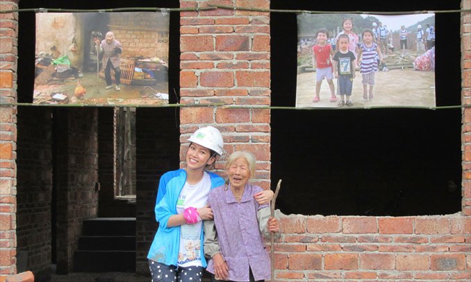 Hong Kong actress Kelly Fu poses with a local resident in a charity event in Conghua, Guangdong Province on May 5. The event, organized by a charitable NGO, was aimed at helping poor people build their homes. Photo: CFP