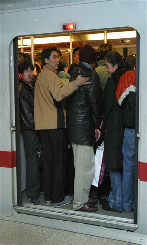 Passengers squeeze into a metro carriage. Photos: CFP