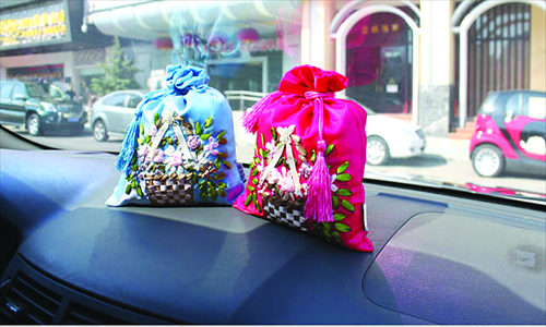 Little bags of charcoal can absorb contaminants while still looking cute as can be. Photos: CFP 