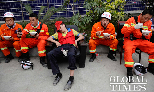 Relief workers take a breather in Lingguan, Baoxing county, on Sunday amid rescue efforts. Photo: Li Hao/GT