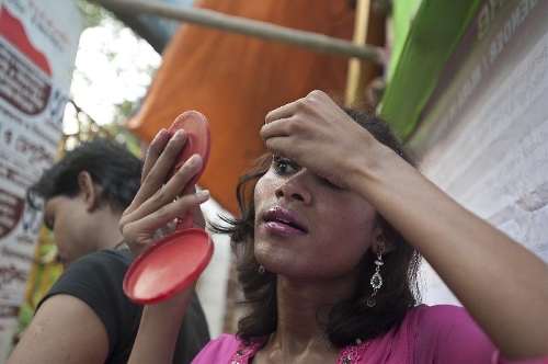  An Indian transgender puts on makeup before a dance performance in Calcutta, capital of eastern Indian state West Bengal, April 30, 2013. Several transgender and sex worker associations participated in an awareness program to encourage their acceptance in society. (Xinhua/Tumpa Mondal) 