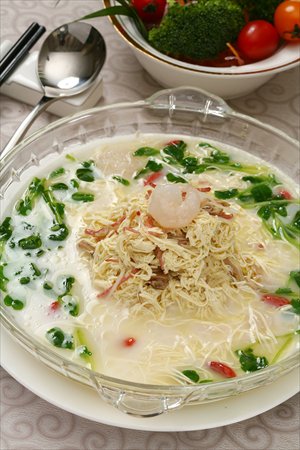 Dazhu Gansi, a delightful mixture of soft strips of tofu, chicken, vegetables, and shrimp in a rich broth Photo: CFP