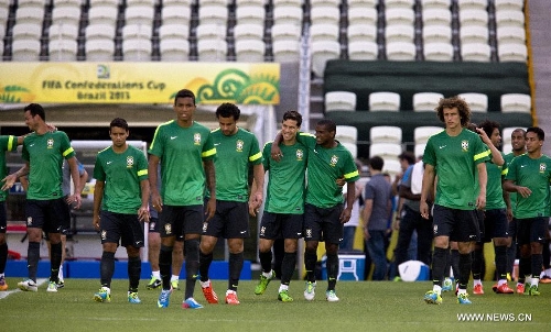 Brazil's players attend a training session at the Castelao Stadium, in Fortaleza, Brazil, on June 18, 2013. Brazil will face Mexico on Wednesday, in its second match during the the FIFA Confederations Cup Brazil 2013. (Xinhua/Guillermo Arias) 