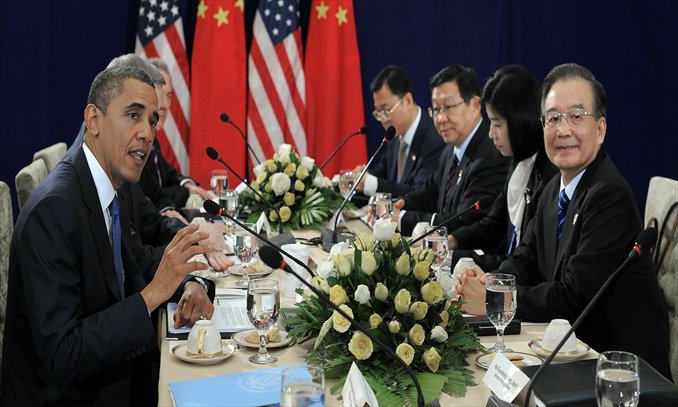 Chinese Premier Wen Jiabao (R) meets with US President Barack Obama (L) on the sidelines of the East Asian Summit in Phnom Penh on Tuesday. Photo: AFP