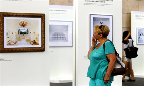Visitors check out modern photos of Italy Thursday at an exhibit at Shanghai World Financial Center. The exhibit, which runs until the end of this month, features the work of 10 photographers. Photo: Yang Hui/GT 