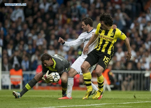 Borussian Dortmund's goalkeeper Roman Weidenfeller (L) holds the ball during the UEFA Champions League semi-final against Real Madrid in Madrid, capital of Spain, April 30, 2013. Borussia Dortmund qualified for the Champions League final, beating Real Madrid 4-3 on aggregate despite a 2-0 loss Tuesday. (Xinhua/Xie Haining) 