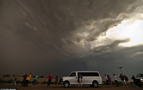 American photographer Camille Seaman is well-known for haunting photos of polar region. Here is a collection of her works about tornado. Photo: www.cnr.cn