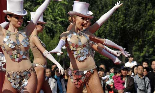 Actresses perform during the opening ceremony of a tourism festival at Wudadao Sightseeing Street, a scenic spot in Tianjin, north China, Sept. 30, 2012. Photo: Xinhua