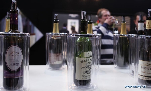  People taste wine at the International Hospitality and Food Service Fair (SIRHA) in Lyon, France, on Jan. 30, 2013. The five-day fair was closed on Wednesday. The biyearly SIRHA was founded in 1984 and is considered one of the most influential food expos in Europe. (Xinhua/Gao Jing)