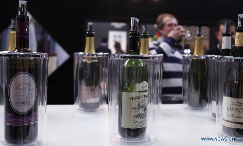 &nbsp;People taste wine at the International Hospitality and Food Service Fair (SIRHA) in Lyon, France, on Jan. 30, 2013. The five-day fair was closed on Wednesday. The biyearly SIRHA was founded in 1984 and is considered one of the most influential food expos in Europe. (Xinhua/Gao Jing)
