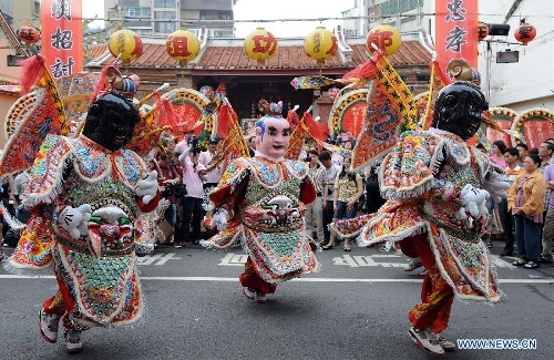 &nbsp;A tour for commemorating the 350th anniversary of the founding of the Zheng Chenggong Temple is held in the old city of Tainan, southeast China's Taiwan, June 15, 2013. The tour is part of the Fifth Zheng Chenggong Cultural Festival. (Xinhua/Tao Ming)