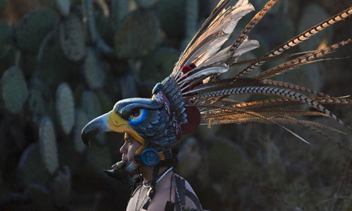 A man wearing traditional costumes takes part in a Mayan ceremony to receive the new cycle of the Mayan Calendar, at the Teotihuacan archaeological site, in the state of Mexico, Mexico, on December 21, 2012. Photo: Xinhua