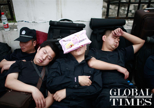 Local police exhausted from rescue efforts in Lingguan town, Baoxing county, Sichuan Province, on Sunday. Photo: Li Hao/GT


