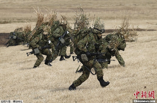Japan's Self-Defense Forces (SDF) launched a military drill on island defense in a training ground in the city of Narashino in Chiba Prefecture on January 13, 2012.(Photo Source: chinanews.com)