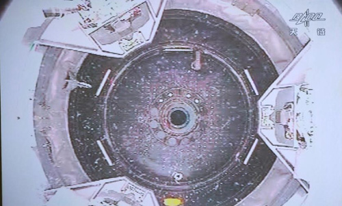 Photo taken on June 18, 2012 shows the screen at the Beijing Aerospace Control Center showing Shenzhou-9 manned spacecraft conducting an automatic docking with the orbiting Tiangong-1 space lab module. Photo: xinhua
