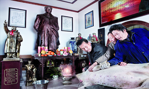 A family sacrifice a pig on Chairman Mao's birthday in Hunan in 2010. Photo: Kuang Huimin