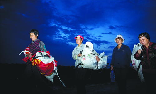The laborers' day starts before dawn. Photo: Wu Jiaxiang