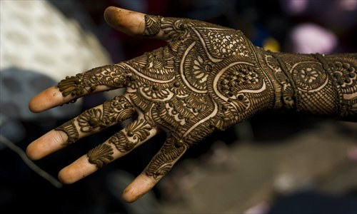 Henna body painting is said to represent a family's blessing and good fortune. Photos: CFP and courtesy of Tarandip Rehal