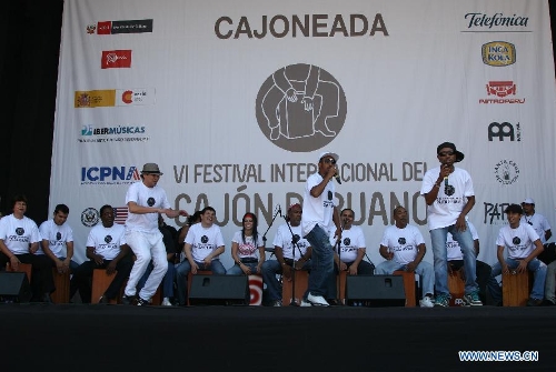 Musicians from Chile, Mexico, U.S., Japan and Peru, take part in the VI Peruvian Cajon International Festival at Plaza de Armas in Lima City, capital of Peru, on April 13, 2013. Over a thousand people gathered here on Saturday to play their Cajones, breaking a Guinness World Record for the world's largest cajon ensemble. (Xinhua/Luis Camacho)