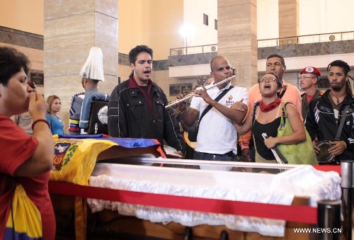 &nbsp;Image provided by the Presidency of Venezuela shows residents react as visiting the coffin keeping the remains of late Venezuelan President Hugo Chavez, at the Military Academy of Venezuela in the city of Caracas, capital of Venezuela, on March 10, 2013. Venezuela's National Electoral Council (CNE) announced on Saturday after a special meeting of its Board of Directors that the presidential elections will be held on April 14.(Xinhua/Presidency of Venezuela) 
