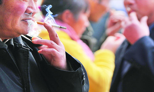 A worker smokes in Nanjing, East China's Jiangsu Province in this file photo. China's tobacco sales in the first six months reached 1.31 trillion cigarettes, an increase of 2.81 percent year-on-year, making the country the world's largest tobacco consumer, said State Tobacco Monopoly Administration Wednesday.
Photo: CFP