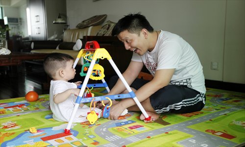 Yu Qing quit his busy job to look after his 8-month-old son Weiwei. Photo: Cai Xianmin/GT