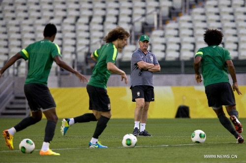 Brazil's head coach Luiz Felipe Scolari (2nd R) attends a training session at the Castelao Stadium, in Fortaleza, Brazil, on June 18, 2013. Brazil will face Mexico on Wednesday, in its second match during the the FIFA Confederations Cup Brazil 2013. (Xinhua/Guillermo Arias) 