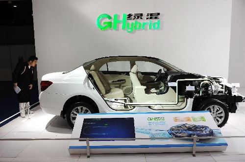 A visitor views a new-energy vehicle during the China (Shanghai) International Technology Fair in Shanghai, east China, May 8, 2013. (Xinhua/Lai Xinlin) 