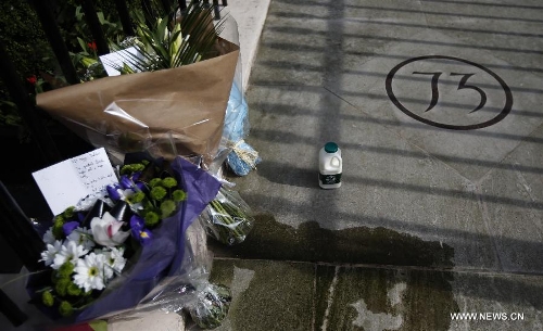 A bottle of milk to pay tributes is seen outside the residence of Baroness Thatcher in No.73 Chester Square in London, Britain, on April 8, 2013. Former British Prime Minister Margaret Thatcher died at the age of 87 after suffering a stroke, her spokesman announced Monday. (Xinhua/Wang Lili) 