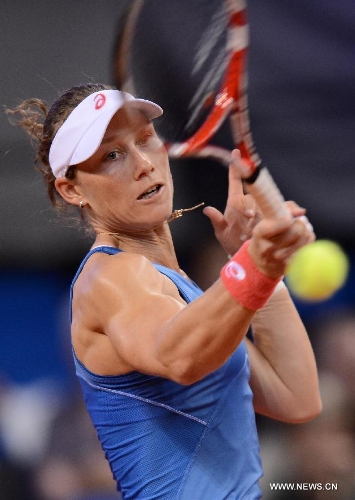Samantha Stosur of Austrilia returns the ball during the first round match of Porsche Tennis Grand Prix against Jelena Jankovic of Serbia in Stuttgart, Germany, on April 24, 2013. Samantha Stosur lose the match 0-2. (Xinhua/Ma Ning) 