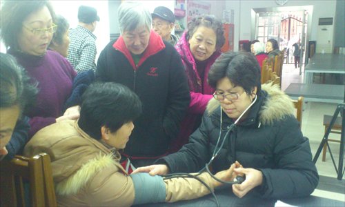 Senior citizens being examined by nurse Lou Huiping at the Jiangsu Road Community Health Center Photo: Wang Zhefeng/GT