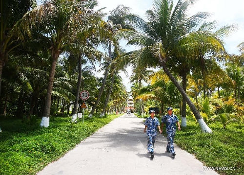 Photo taken on May 21, 2013 shows the road scenery on the Yongxing Island in Sansha City, south China's Hainan Province. (Xinhua/Zha Chunming)