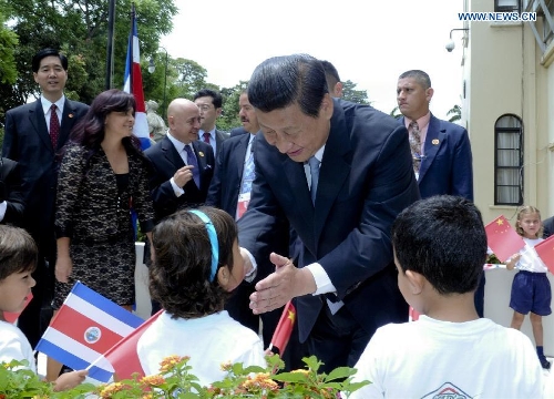 Chinese President Xi Jinping greets children welcoming him at the entrance of the Costa Rican Legislative Assembly in San Jose, Costa Rica, June 3, 2013. Xi met with Costa Rican Legislative Assembly President Luis Fernando Mendoza and representatives of Costa Rican political parties here on Monday. (Xinhua/Zhang Duo) 