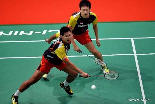Indonesia's Hendra Setiawan (Rear) and Angga Pratama compete during the 2013 Sudirman Cup world mixed team badminton championship against Cai Yun and Fu Haifeng of China in Kuala Lumpur, Malaysia, on May 21, 2013. The Chinese pair won 2-1. (Xinhua/Chen Xiaowei) 