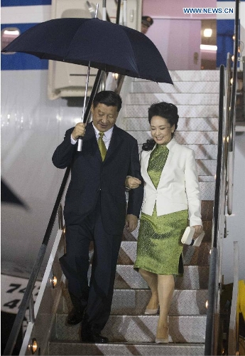 Chinese President Xi Jinping and his wife Peng Liyuan arrive in Port of Spain May 31, 2013 to start a state visit to Trinidad and Tobago. (Xinhua/Lan Hongguang) 