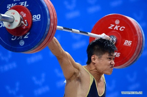  Lv Xiaojun competes during the men's 77kg category snatch competition at the National Weightlifting Championship in Zibo, east China's Shandong Province, March 25, 2013. He won the title with 171kg. (Xinhua/Guo Xulei) 