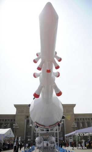 Photo taken on Aprial 1, 2013 shows the model of the Long March 2F carrier rockets presented on the China's Space Exhibition in Hebei Museum in Shijiazhuang, capital of north China's Hebei Province. The exhibition which will last till April 7 included the display of space carriers, rocket-launcher models of the Long March series, paintings and photos related to aerospace. (Xinhua/Wang Xiao)&nbsp; 