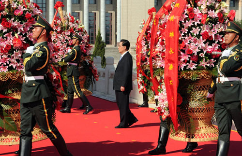 Chinese President Hu Jintao attends a flower baskets laying ceremony at the Monument to the People's Heroes at Tian'anmen Square in Beijing, capital of China, October 1, 2012. Chinese top leaders Hu Jintao, Wu Bangguo, Wen Jiabao, Jia Qinglin, Li Changchun, Xi Jinping, Li Keqiang, He Guoqiang and Zhou Yongkang laid flower baskets at the monument, together with representatives from all walks of life, on Monday morning to mark the National Day. Photo: Xinhua