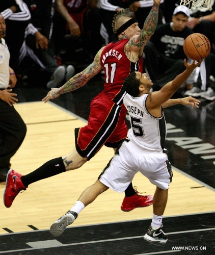 San Antonio Spurs Cory Joseph (R) goes to the basket during the Game 3 of the 2013 NBA Finals against Miami Heat in San Antonio, Texas, the United States, June 11, 2013. San Antonio Spurs won 113-77. (Xinhua/Song Qiong)