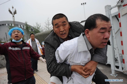 A health worker of Chongqing emergency medical service team carries an injured person transported from the quake-hit Baoxing County in southwest China's Sichuan Province, April 21, 2013. al authorities. (Xinhua/Li Jian) 