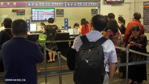 Passengers change or return tickets at a high speed railway station in Taipei, southeast China's Taiwan, June 2, 2013. A 6.7-magnitude quake jolted Nantou County in the central Taiwan Island Sunday afternoon, with no casualties reported. (Xinhua/Wu Ching-teng) 