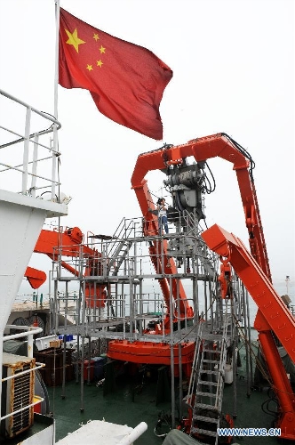  Xiangyanghong 09, a mother vessel for the manned submersible Jiaolong, waits to leave Zhongyuan Dock in Qingdao, east China's Shandong Province, June 5, 2013, to receive Jiaolong in Jiangyin City of east China's Jiangsu Province. Xiangyanghong 09 is expected to leave for the South China Sea and the North Pacific on June 10, kicking off a sailing of experimental application. It will conduct a scientific research on marine biodiversity during its 110-day journey. (Xinhua/Li Ziheng)  
