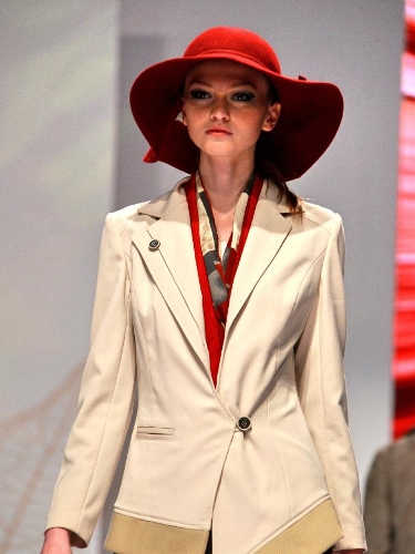 A model presents a creation made with materials displayed at Interstoff Asia Essential-Spring 2013 exhibition in south China's Hong Kong, March 13, 2013. The three-day exhibition kicked off on Wednesday at Hong Kong Convention & Exhibition Centre. (Xinhua/Jin Yi)&nbsp;